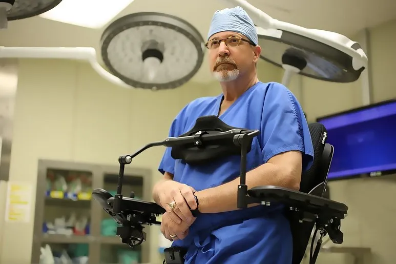 ペルモビールF5コルプス アルフォード先生の職場での利用風景.webp