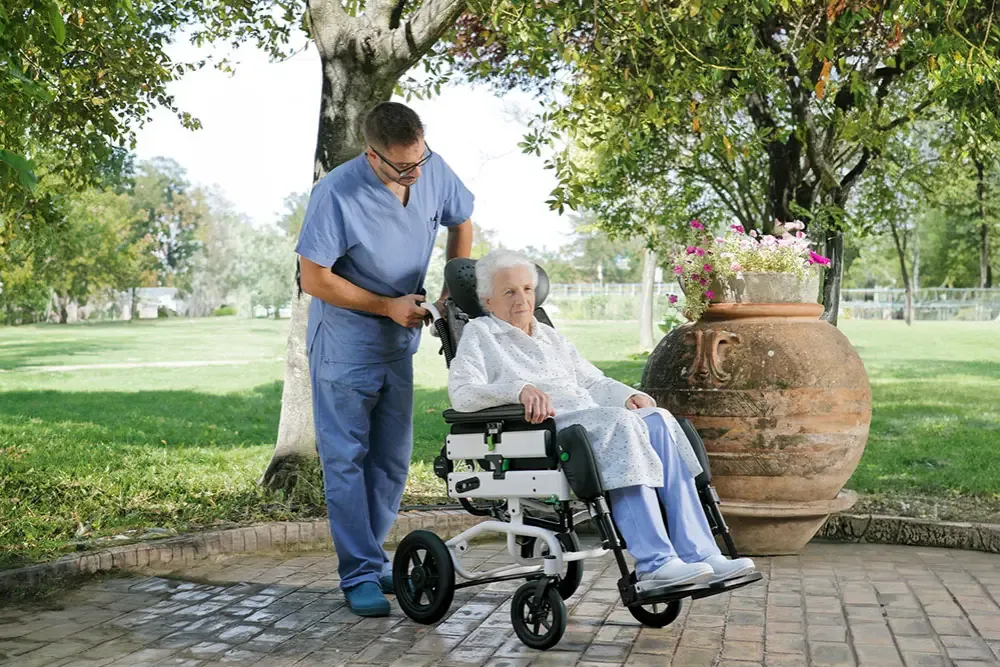 <p>寝たきりにならないための車いす</p>