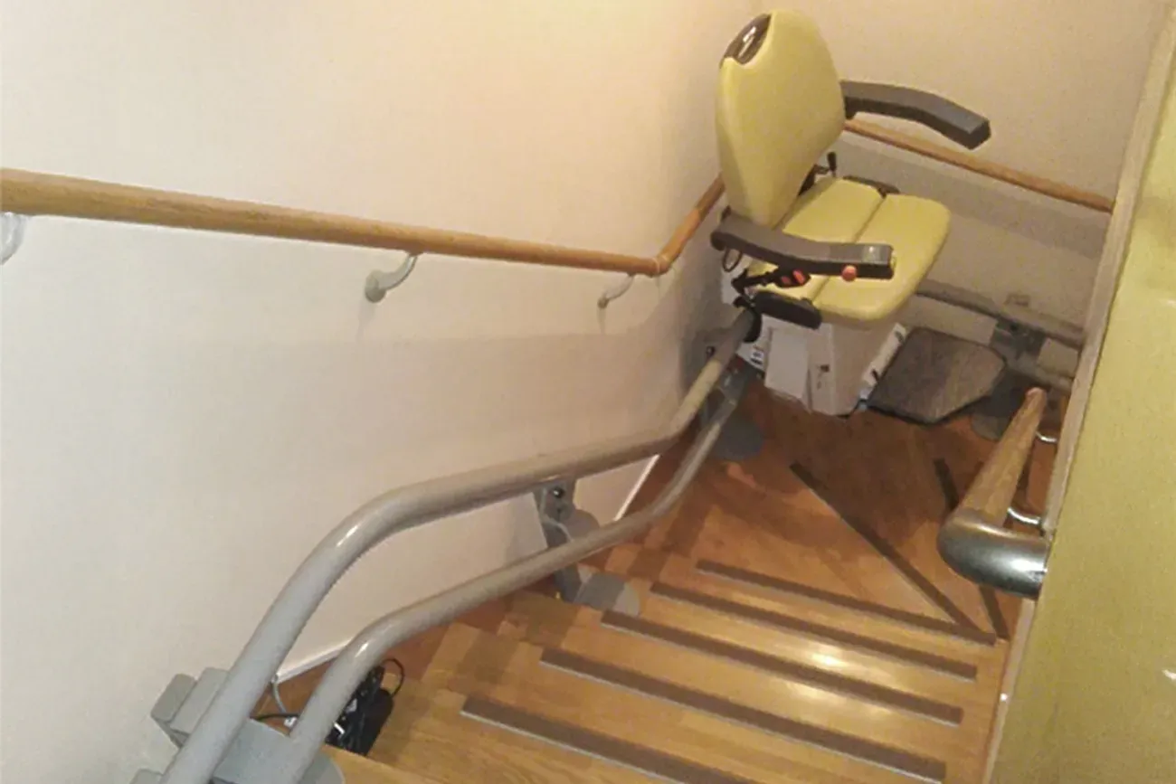 いす式階段昇降機_大阪府の個人宅.webp