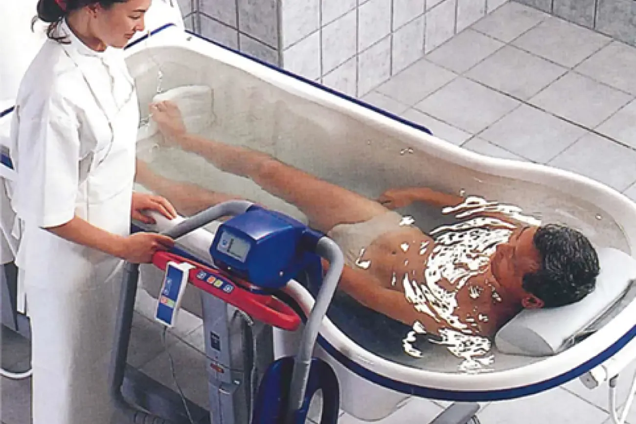 電動昇降式入浴システム ストレッチャーによる座位浴1.webp