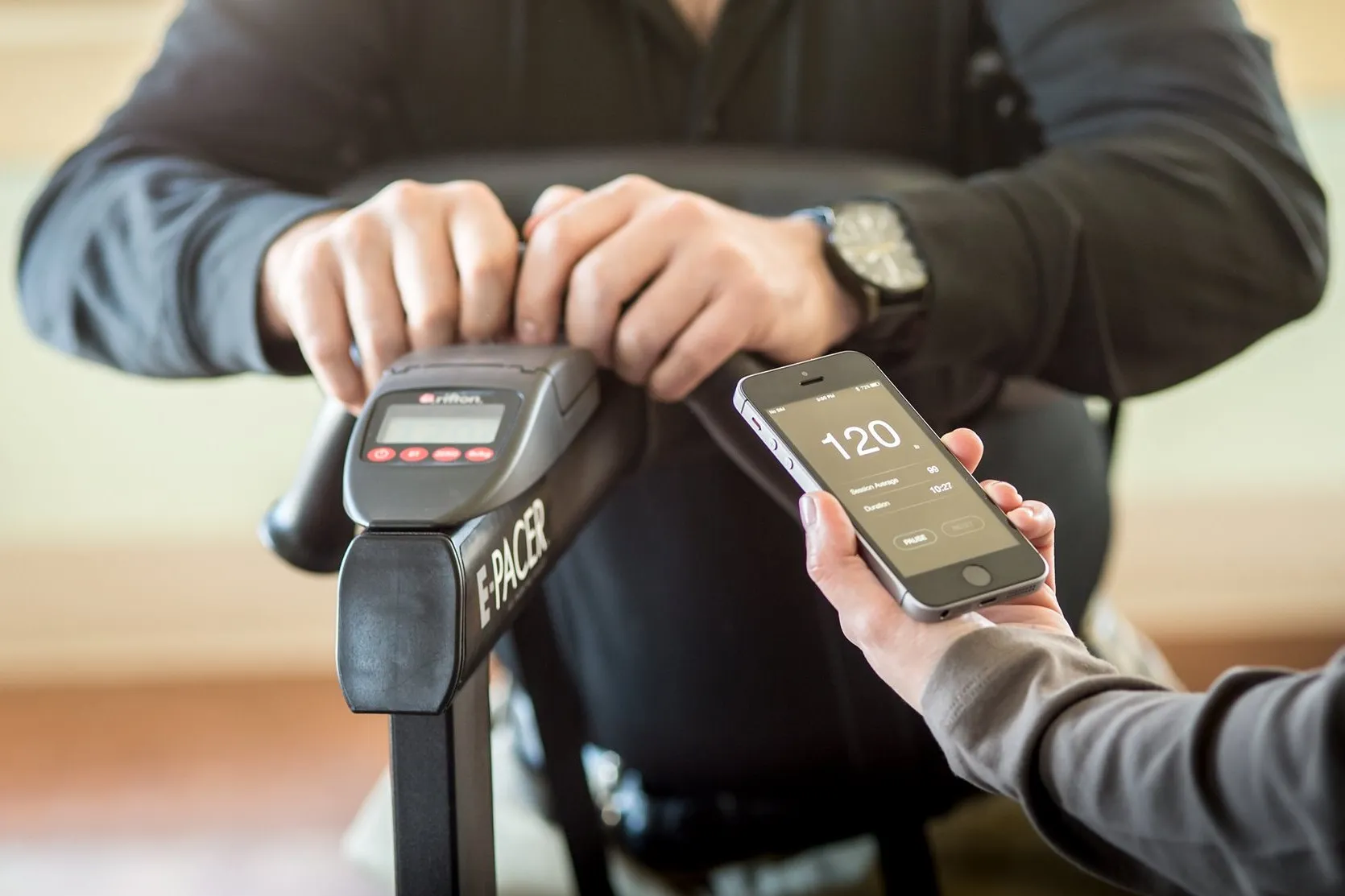 <p>免荷量を確認 ※日本製品にはスマートフォン連携機能なし</p>