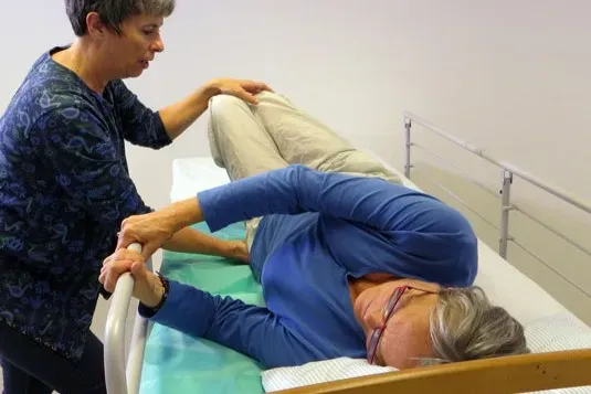 スピラドゥ ベッド上での位置移動ー1人介助の例.webp