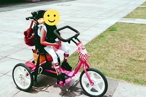 8歳の双子姉妹、リフトン トライサイクルでの活動的な生活の様子2