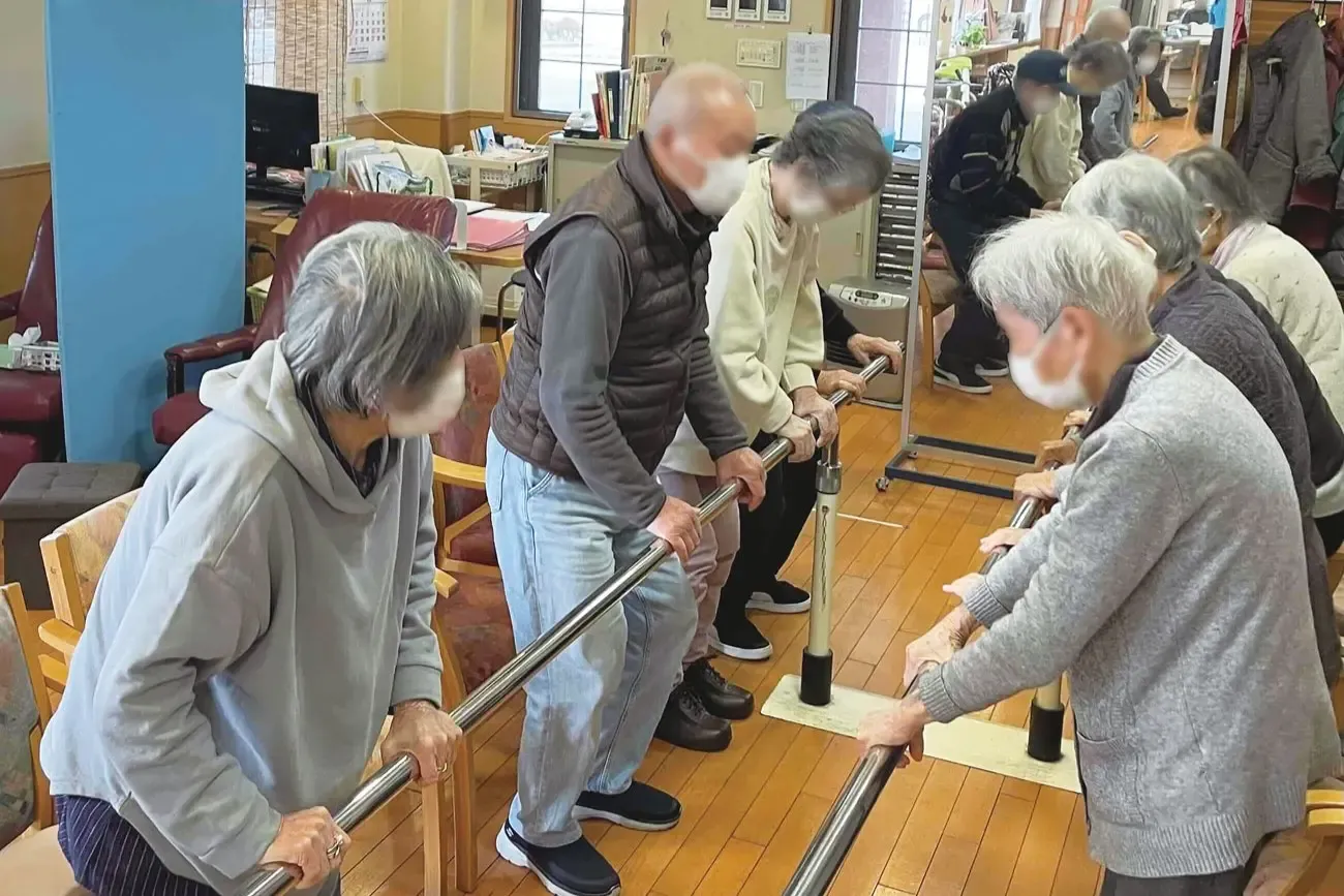 DSあかね町　平行棒運動.webp