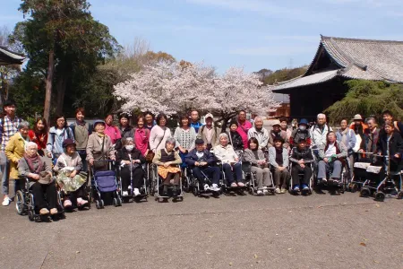 道成寺：満開の桜をバックに記念撮影