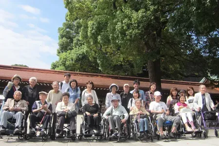 青空の明治神宮で記念撮影