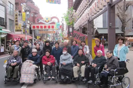 巣鴨の地蔵通り商店街で記念撮影