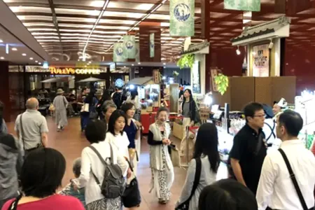 木挽町広場：豊富なお土産が並びます