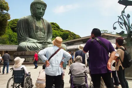 大仏関連の説明に耳を傾ける皆様