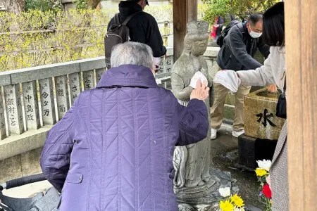 祈りをこめ菩薩様を磨きます