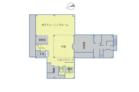 地下：トレーニングルーム・中庭があります。