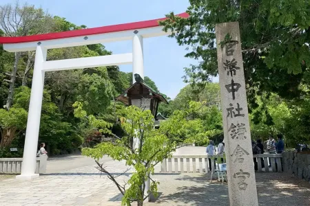 めずらしい白い鳥居の鎌倉宮