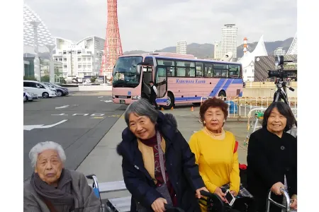 神戸の象徴ポートタワーを前に