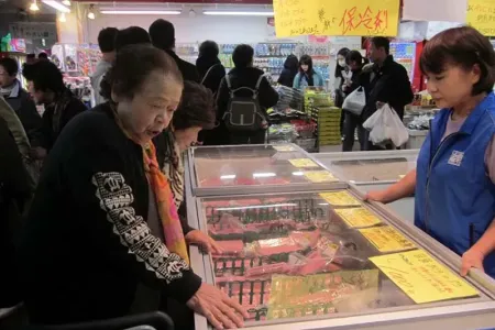 三浦産直センターでマグロの品定め中です