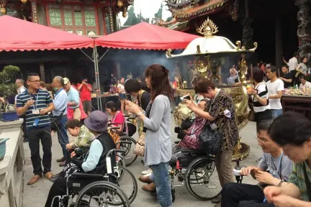 龍山寺で願いをこめて