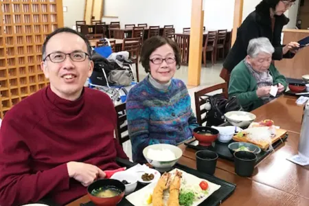 お楽しみの昼食の風景