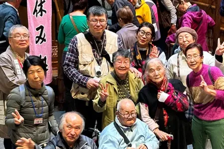 ベテランの館内ガイドさんと記念撮影