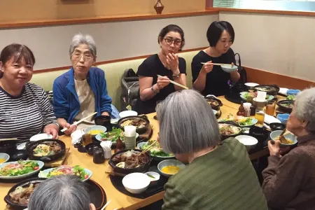 大勢で食べる昼食は楽しいひととき