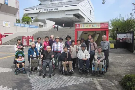 江戸東京博物館の前で記念撮影