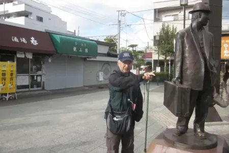 柴又駅前の寅さん像と一緒に