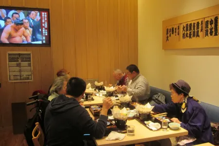 ちゃんこ霧島のお食事風景