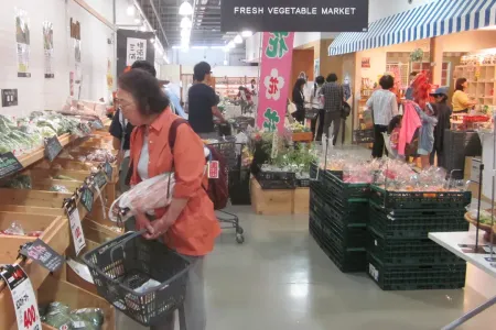 横須賀ポートマーケットで地野菜をお買物中