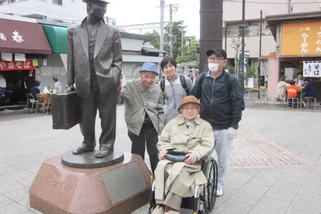 柴又駅前の寅さん像はファンの寄付を基に建立