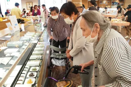 鳩サブレーで有名な豊島屋の本店でお買い物