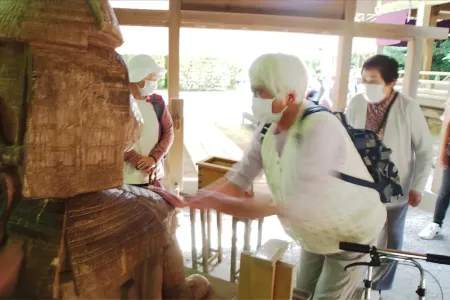 樹齢103年のケヤキで彫り上げられた仏様