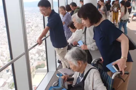 日本一高い地上300ｍの風景。眼のくらむような高さに思わず見入ってしまいます。